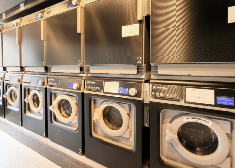 wash-plusの洗濯機・乾燥機を各6台設置しております。 洗濯機は洗剤を使用せず、アルカリイオン電解水で洗浄を致します。衣類に付着した汚れを「分解・分離」の力で汚れを根本から引きはがし汚れを取ります。乾燥機にはダクトが無く、ヒーターで湿った空気を冷やし排水し衣類を乾かします。また、キャッシュレス決済にも対応しております。衣類を洗浄し旅の疲れも衣類もリフレッシュ♪