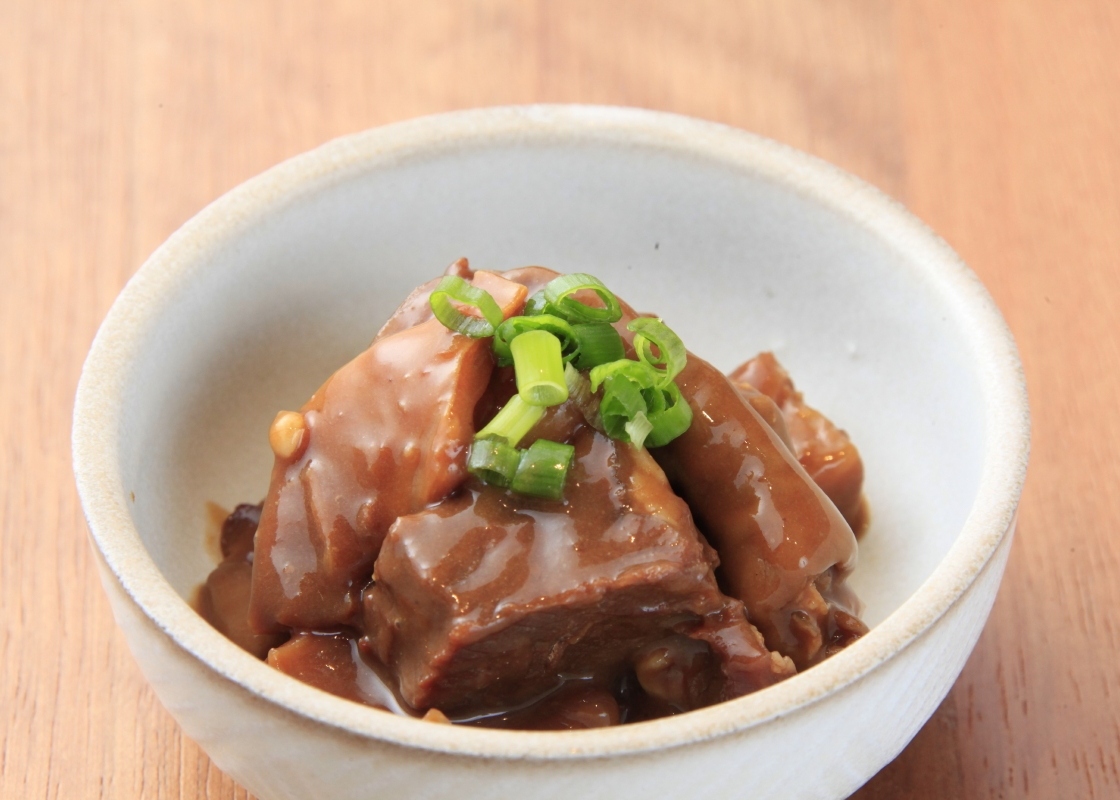 【どて煮】<br>牛スジ肉と豚のモツ、大根、こんにゃくを甘辛い味噌で煮込んだ名古屋名物です。<br>暖かいご飯にのせて「どて煮丼」としても美味しく召し上がっていただけます！