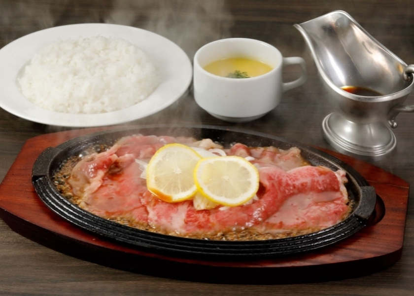 黒毛和牛のレモンステーキ(2500円) 朝食券2200円と300円券をフロントにてご購入くださいませ。 黒毛和牛の薄切り肉を醤油ベースの自家製ソースでお召し上がりください。