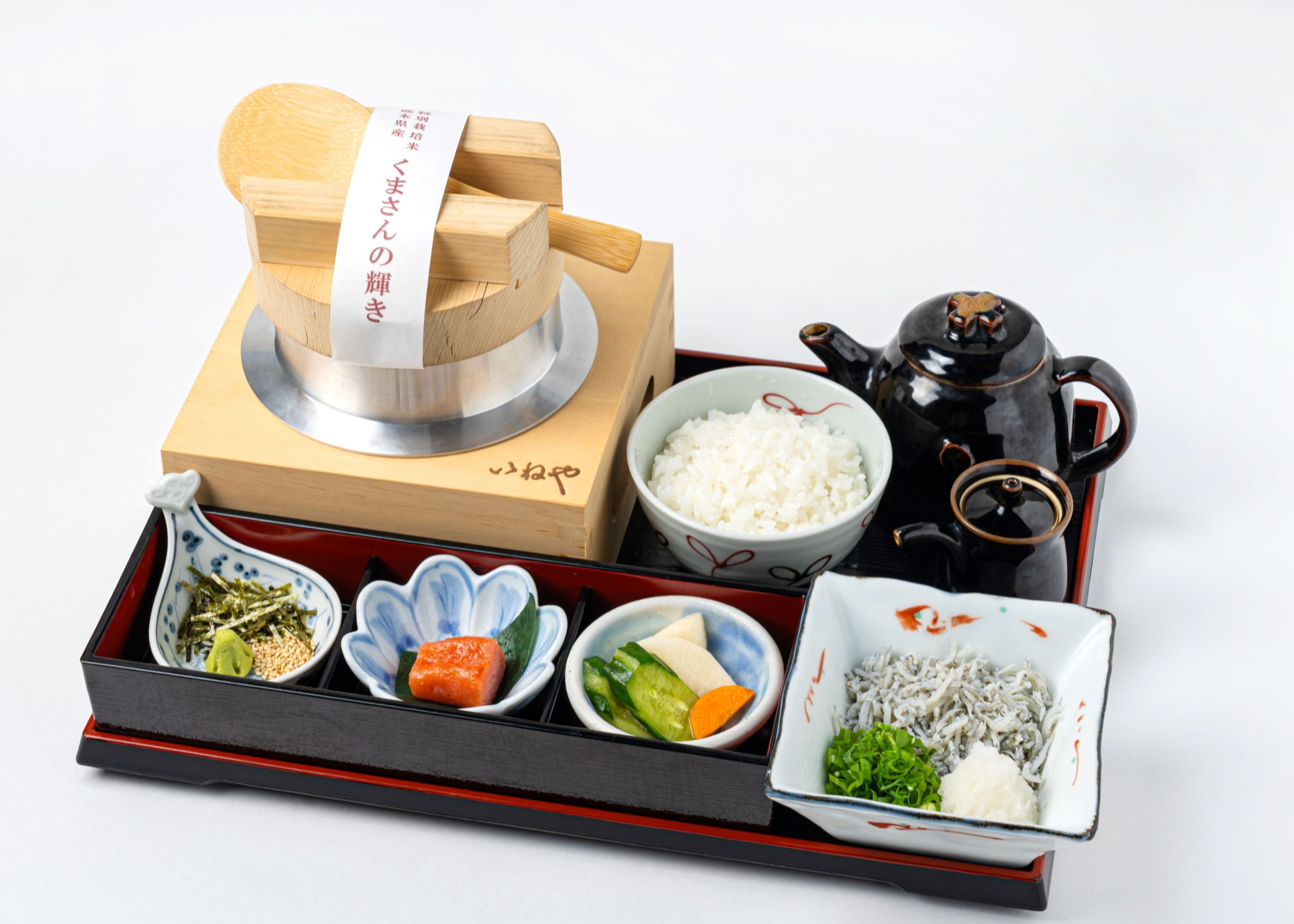 しらす釜ごはん 炊きたてのご飯の上に、しらすや海苔をトッピングして甘口醤油とお出汁でお茶漬けとしてもどうぞ。