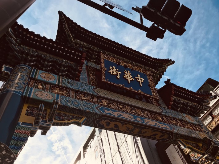 中華街のシンボル「牌楼」
