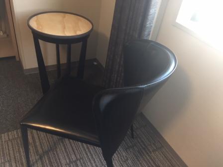客室の丸テーブルと黒椅子！
