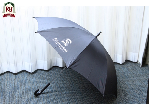 雨の日には傘の貸し出しサービスをご利用くださいませ。