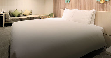 画像：全室シモンズ社製の快適なベッドと清潔感のあるデュベスタイル