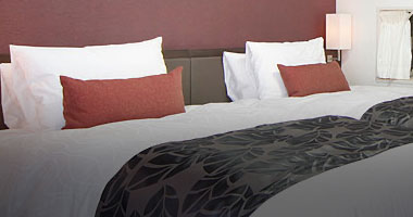画像：清潔感を重視したデュベスタイルのベッド