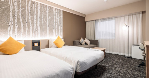 画像：清潔感を重視したデュベスタイルのベッド