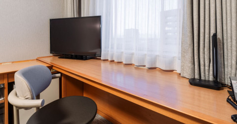 画像：大型デスクと明るい照明