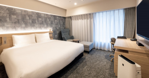 画像:清潔感を重視したデュベスタイルのベッド