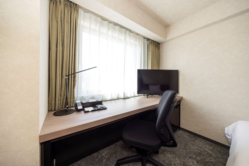 画像：明るい照明、ワイドデスク、デュアルモニター等