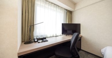 画像：大型デスクと明るい照明