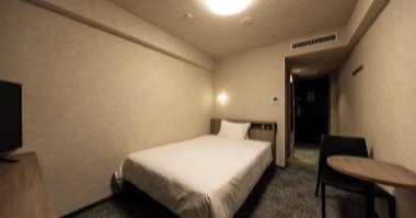 画像：清潔感を重視したデュベスタイルのベッド