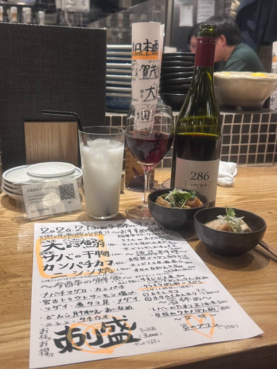 メニュー、小鉢、ワイン、サワーなど