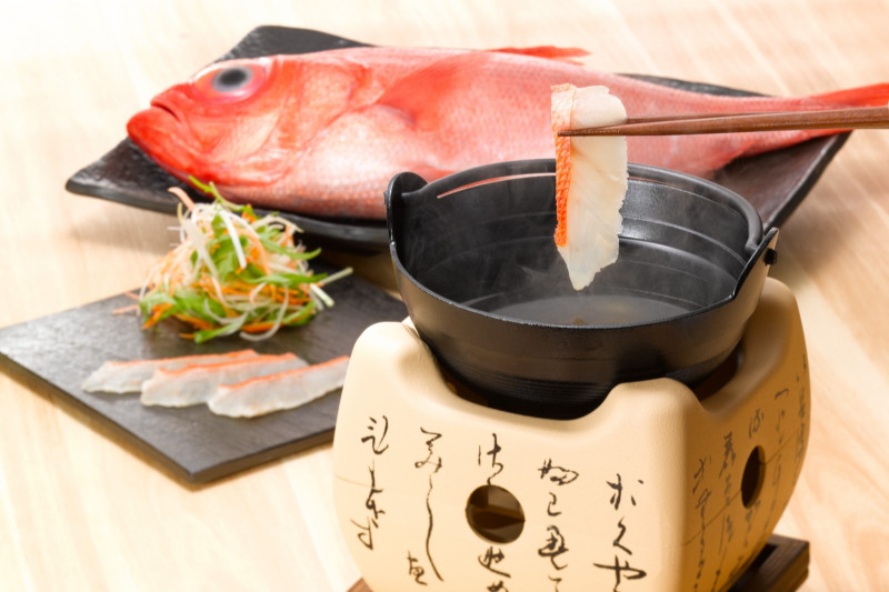 リッチモンドホテル青森の朝食で提供される、金目鯛のしゃぶしゃぶの切り身と出汁の入った鍋
