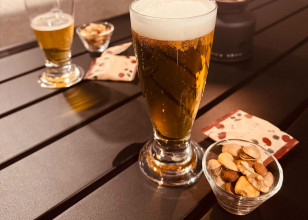 リッチモンドホテル青森のテラスで提供しているおつまみとビール