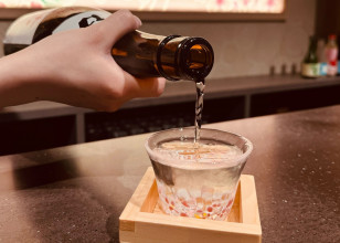 お酒をスタッフが注いでいる様子