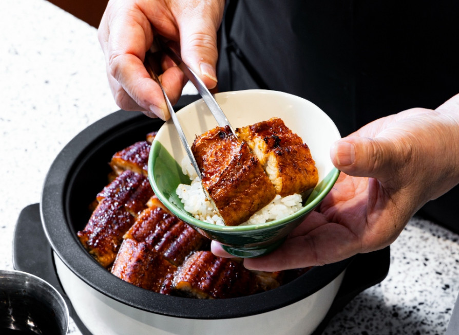 名古屋で人気のうなぎ飯を、お客様の目の前で