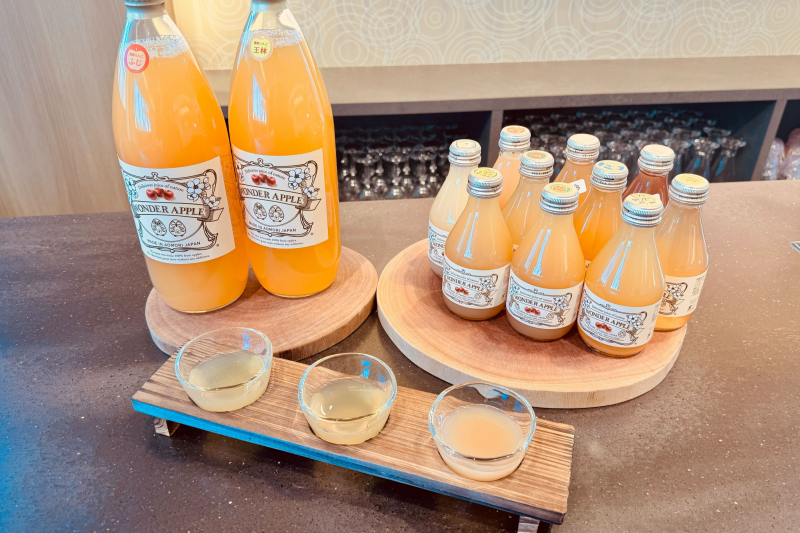リッチモンドホテル青森にて提供しているりんごジュースの飲み比べ