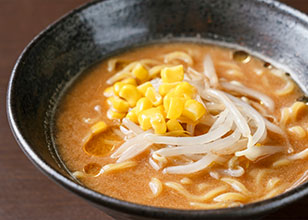 画像：【味噌ラーメン】 札幌のご当地ラーメン。濃厚な味噌スープが麺に絡んで、寒い日には最適な一杯です。