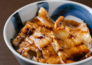 【豚丼】 十勝・帯広市のご当地メニュー。 甘辛い醤油味のたれを焼いた豚肉に絡めてご飯と一緒にお召し上がりください。濃い目の味でご飯が進みます。