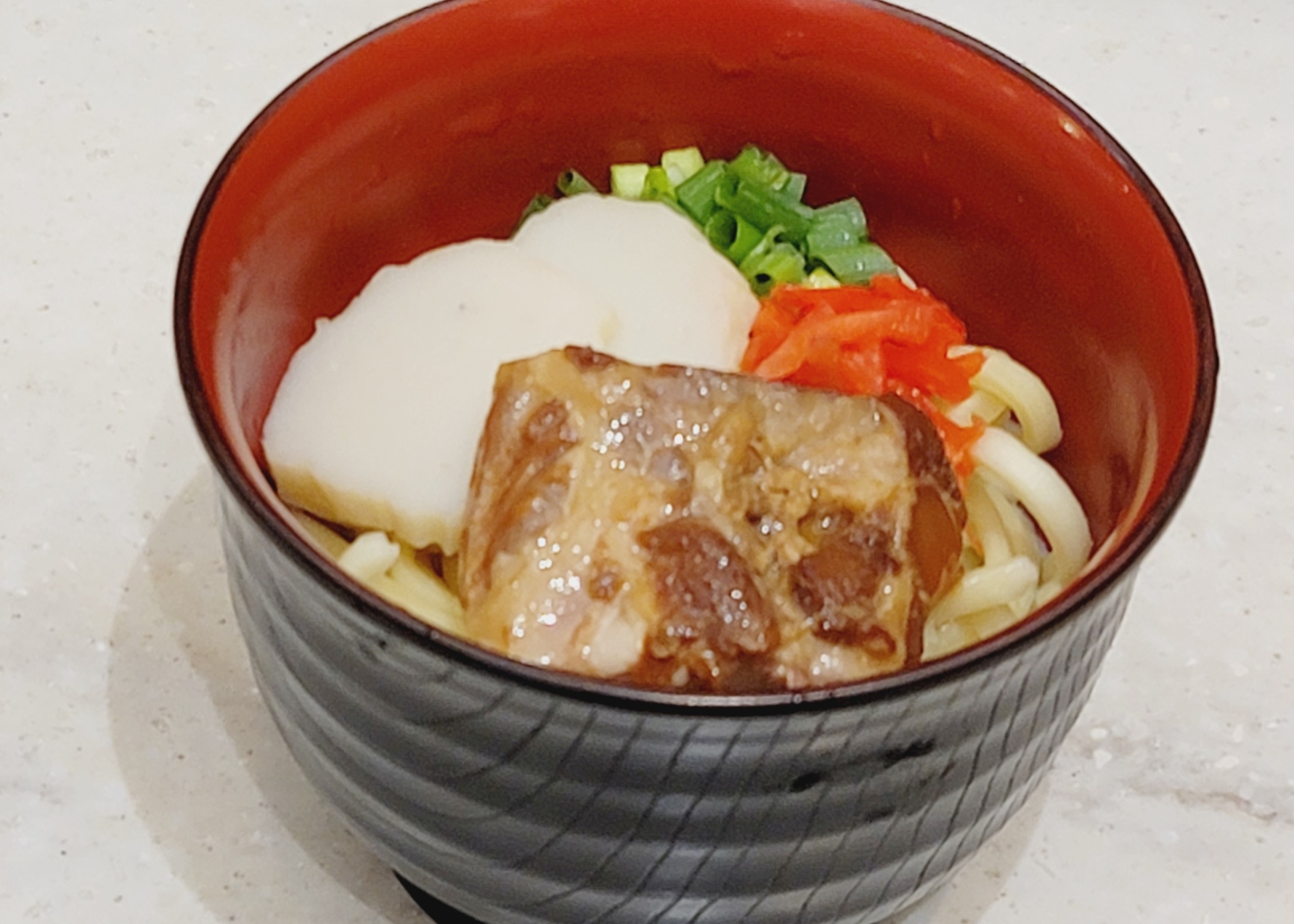 【沖縄そば】<br>そば粉ではなく,小麦粉を使った太めの麺と、豚骨とかつお節からとるブレンドのだしで仕上げたスープが特徴。<br>紅ショウガなどトッピングはお好みで♪