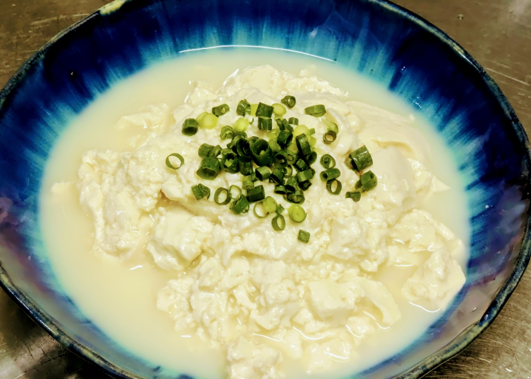 【ゆし豆腐】<br>沖縄の郷土料理でやわらかいおぼろ状の豆腐。<br>スタッフおすすめの食べ方はゆし豆腐+みそ汁です。ぜひお試しください。