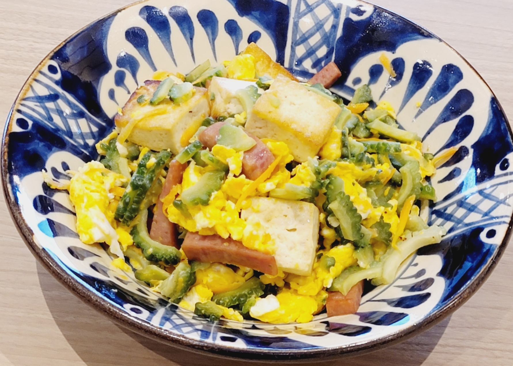 【ゴーヤチャンプルー】<br>沖縄といえばチャンプルー！苦みのあるゴーヤを島豆腐と卵で炒め、食べやすく仕上げています。<br>毎日食べても飽きない素材を生かした美味しさが魅力の一品。