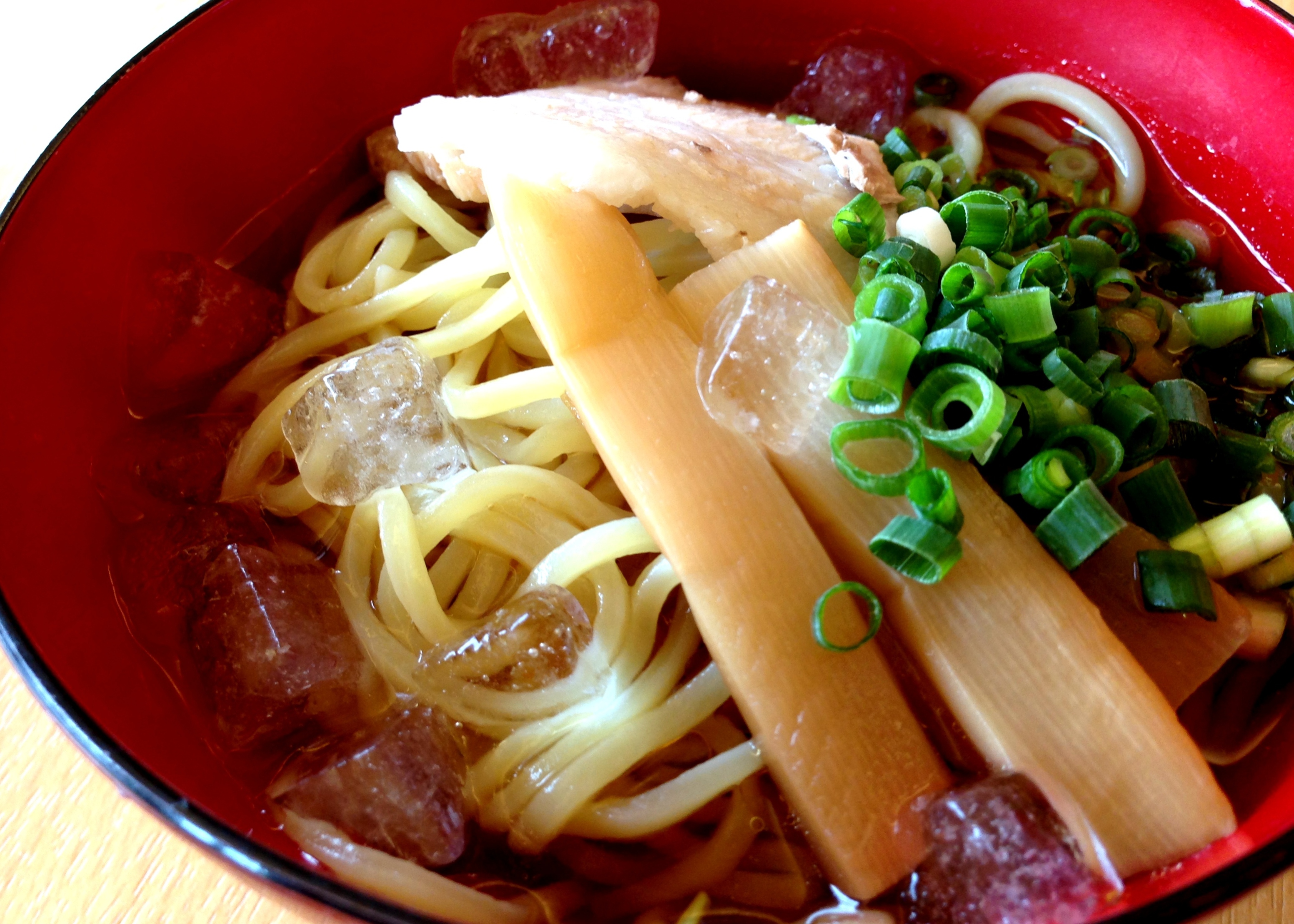 【冷やしラーメン】<br>ラーメン消費量日本一の山形が誇る夏のご当地グルメ！<br>「どんな猛暑でもラーメンが食べたい！」という県民の熱い要望に応える為生み出された<br>麺もスープもひんやり冷たい、その名通り「冷たいラーメン」です