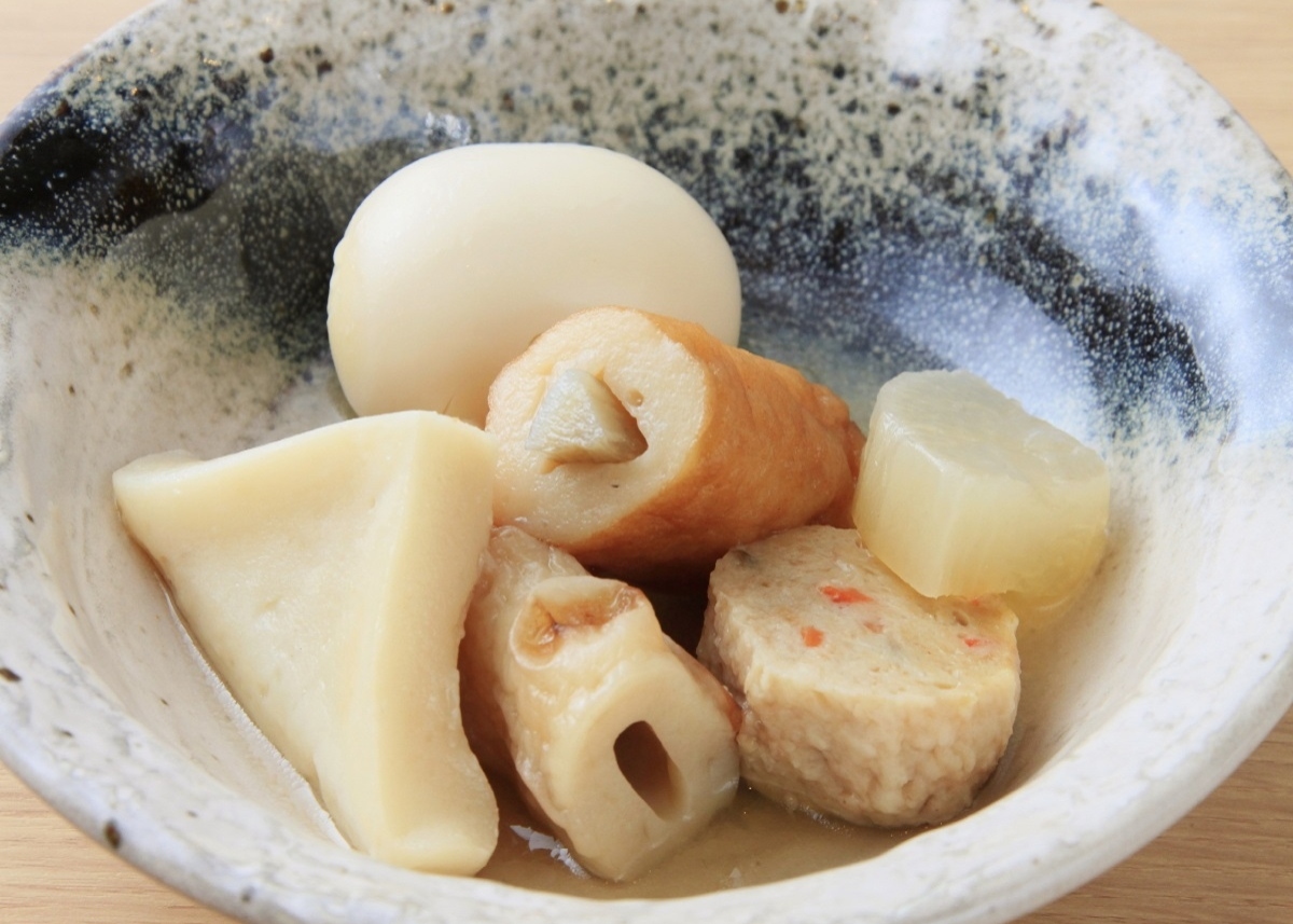 【姫路おでん（11月～4月）】<br>姫路ならではの郷土料理、生姜醤油をつけて食べるのが姫路流！！<br>生姜パワーで身体もポカポカに。汁たっぷりめがオススメで、シンプルな味であっさり食べられます。