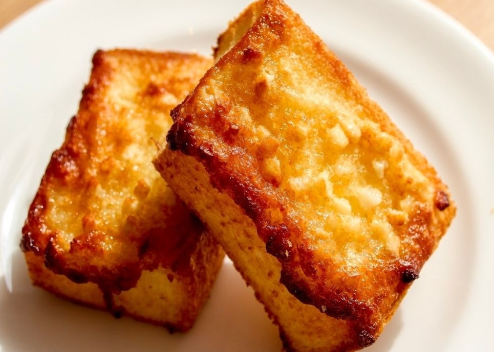 【アーモンドトースト】<br>姫路名物といえばアーモンドトースト！！<br>出来立てサクサクのアーモンドバターがじゅわっと広がる食感はハマる事間違いなし！！