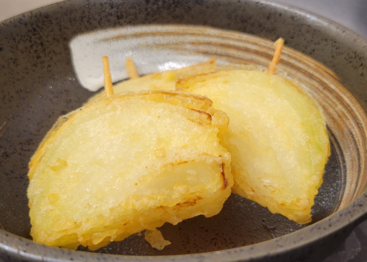 【淡路島産玉ねぎの天ぷら】<br>甘み溢れる淡路島産玉ねぎは藻塩をかけて食べるのがオススメ！！<br>子どもにも大人気で、ぜひ揚げたてを食べてください