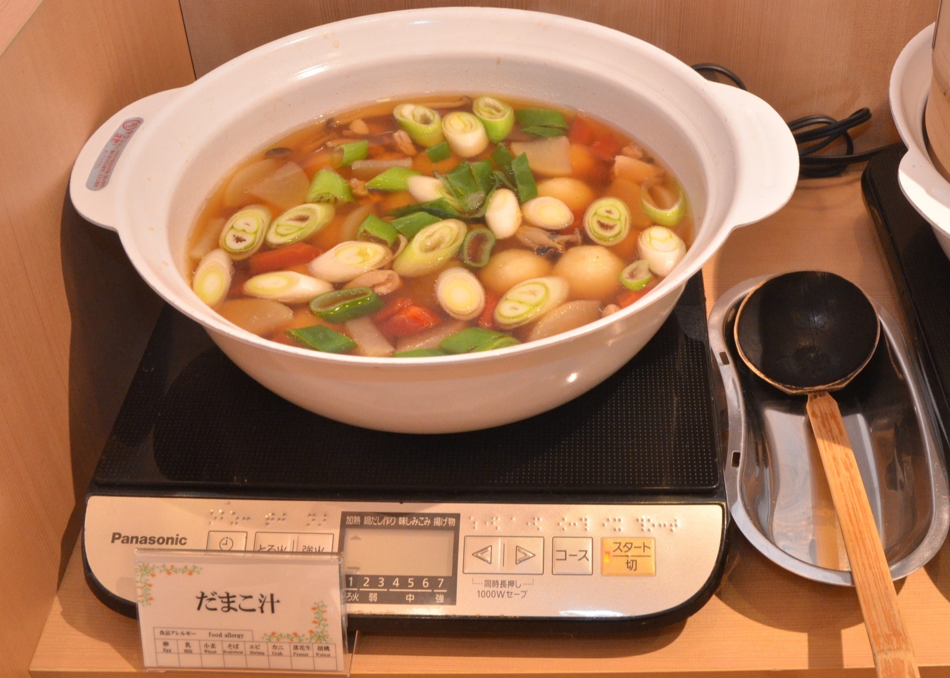 【だまこ汁】<br>秋田の家庭で造られる郷土料理の「だまこ汁」。<br>お米を炊いた後にすりつぶし団子状にした物を、鶏ガラベースのスープに醤油で煮込んでいます。