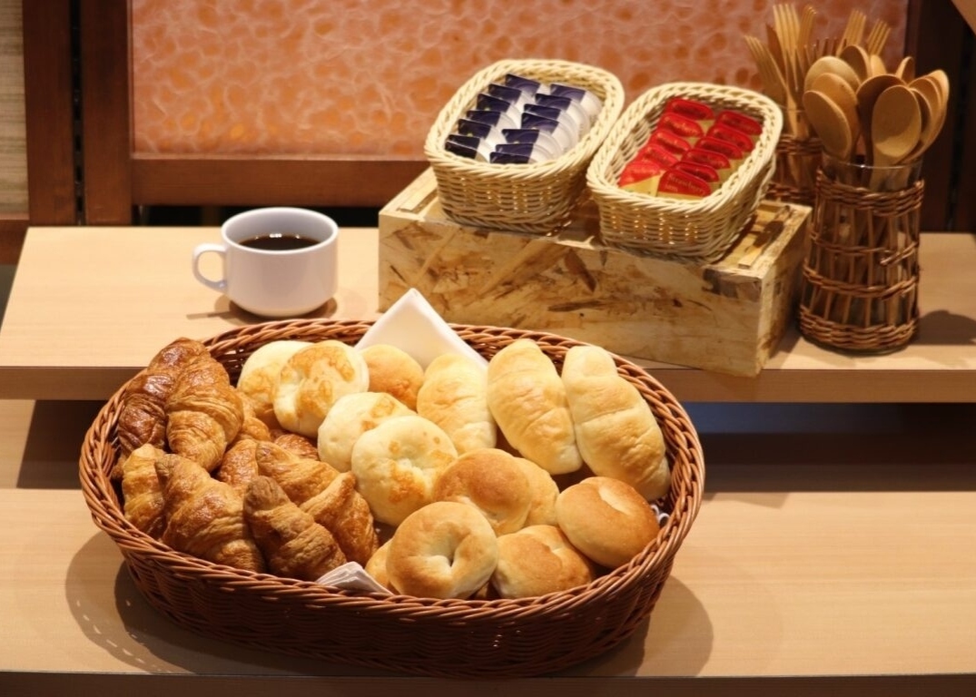 【朝は洋食派方にも】パンコーナーもございます。