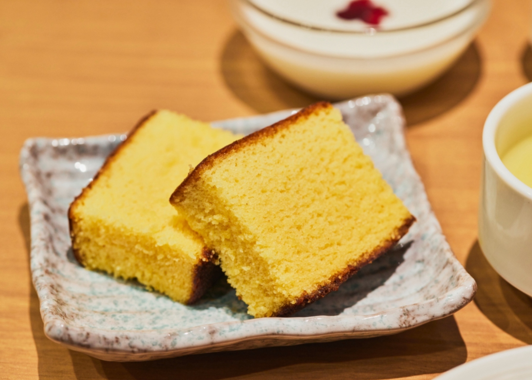 【カステラ】<br>底に残るザラメの食感とやさしい甘さが特徴の長崎を代表する伝統的な和洋折衷スイーツ