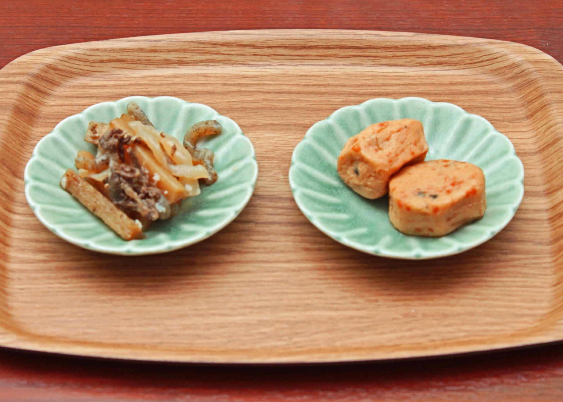 【ビュッフェ一例】左：牛蒡と牛肉のたいたん　右：がんも煮