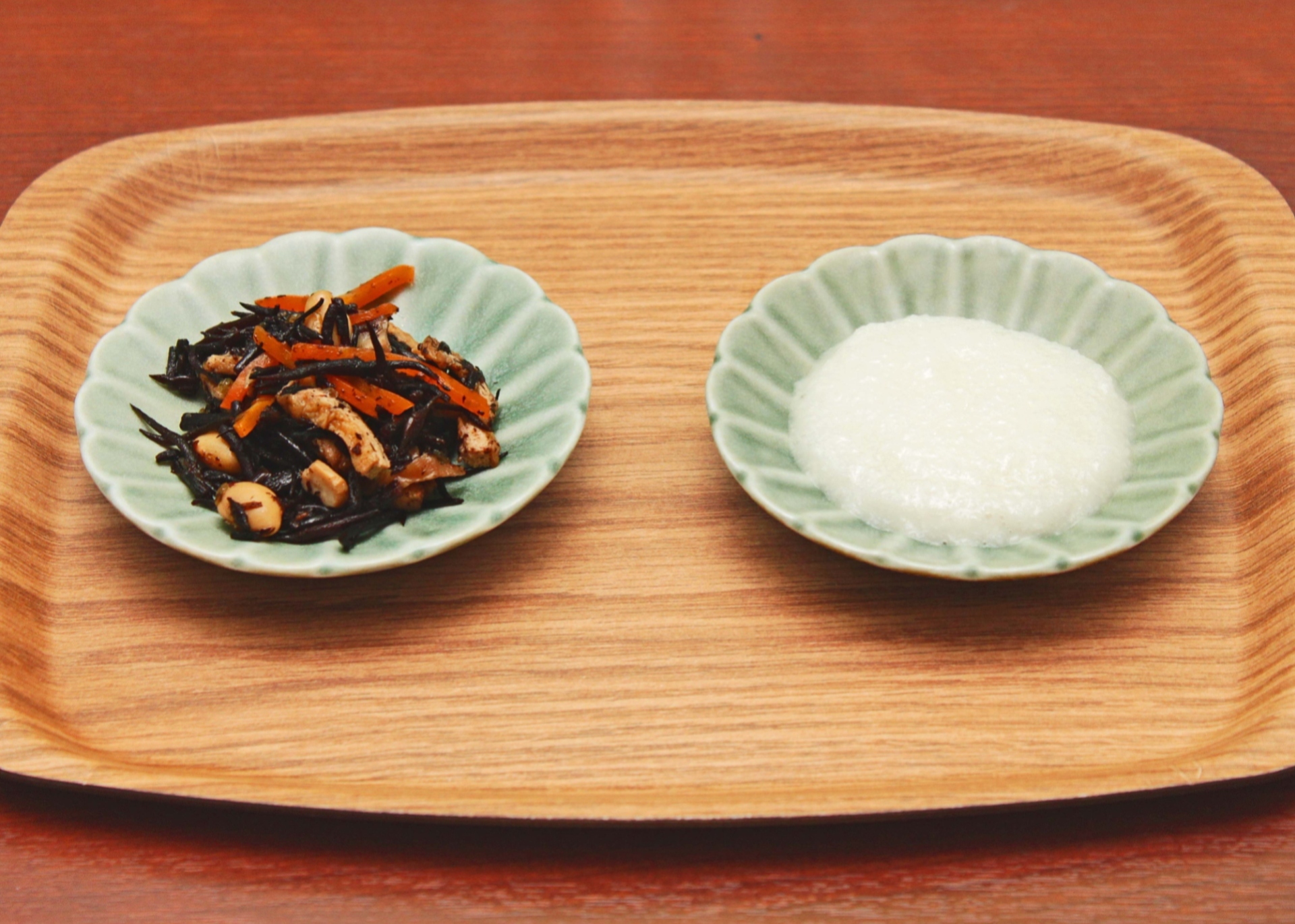 【ビュッフェ一例】左：ひじき煮　右：山芋とろろ