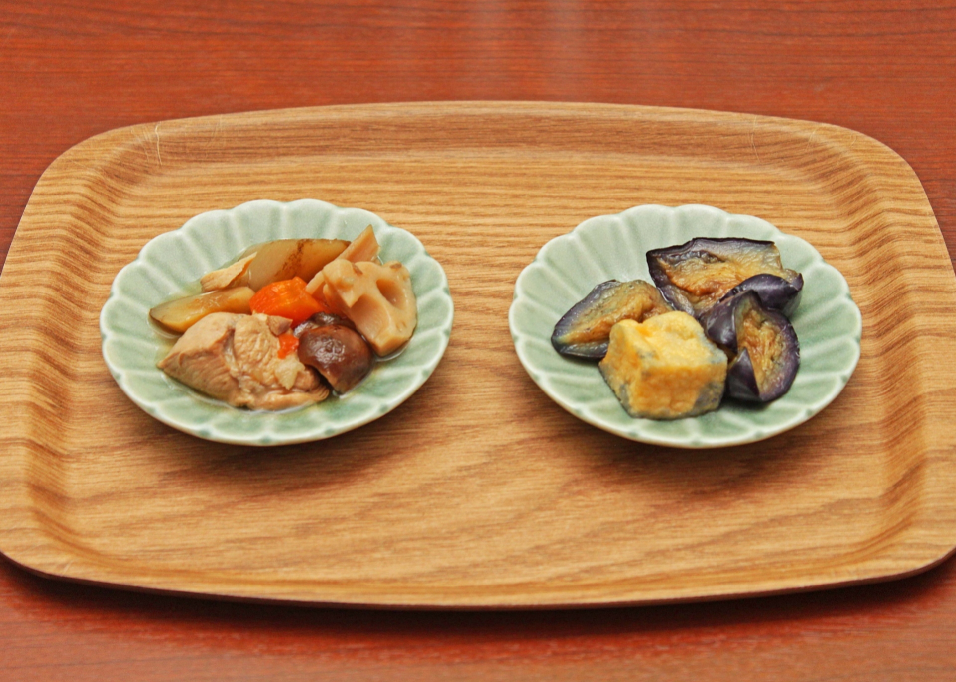 【ビュッフェ一例】左：筑前煮　右：なすしたし