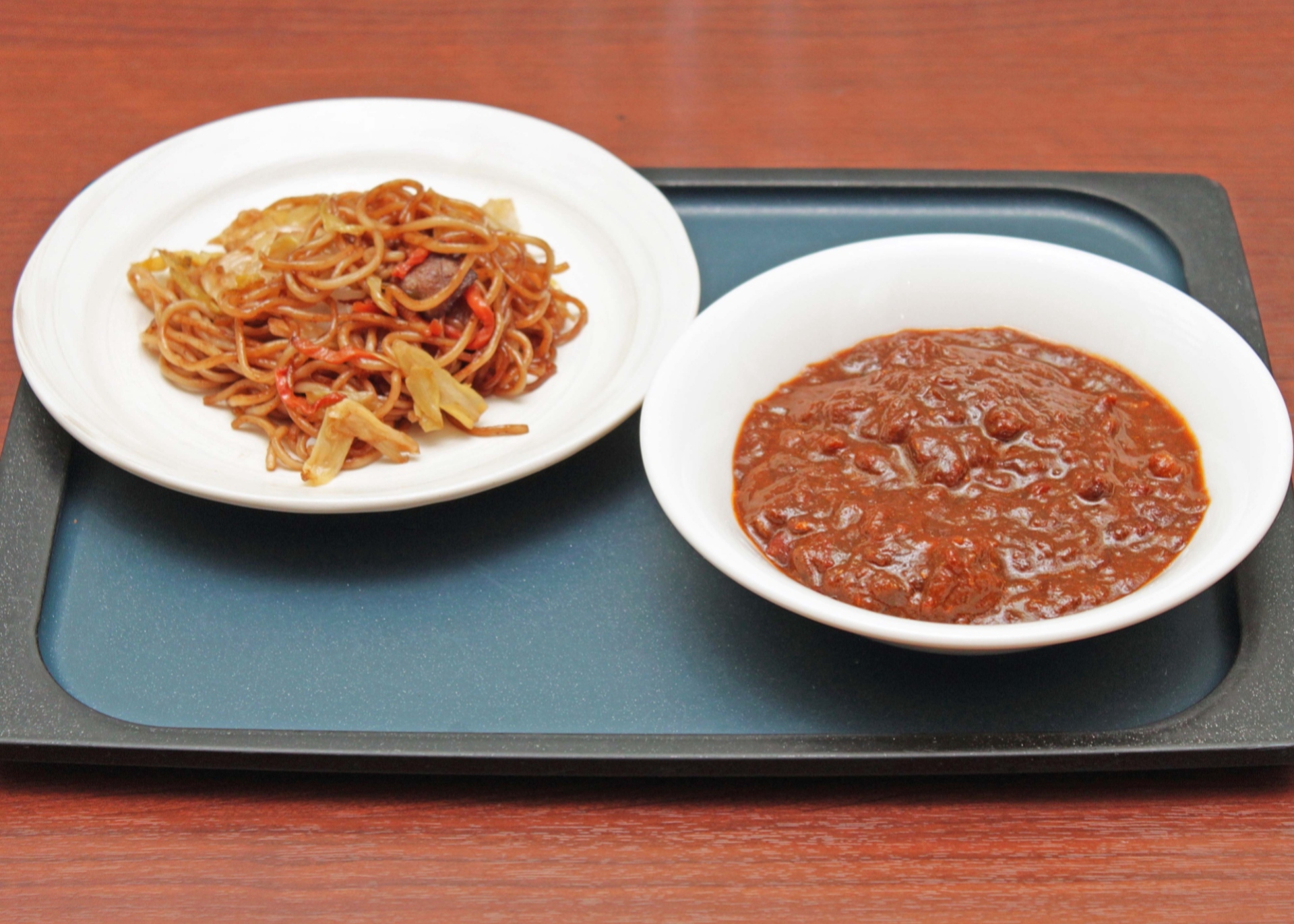 【ビュッフェ一例】左：焼きそば　右：マハラジャチキンカレー