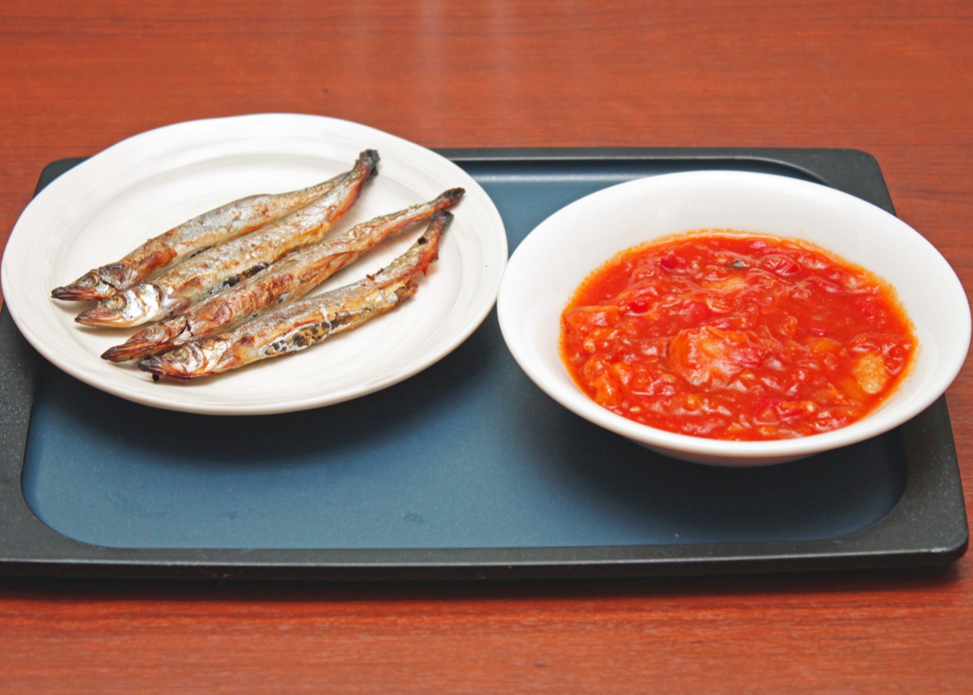 【ビュッフェ一例】左：焼きししゃも　右：鶏肉の煮込み バスク風