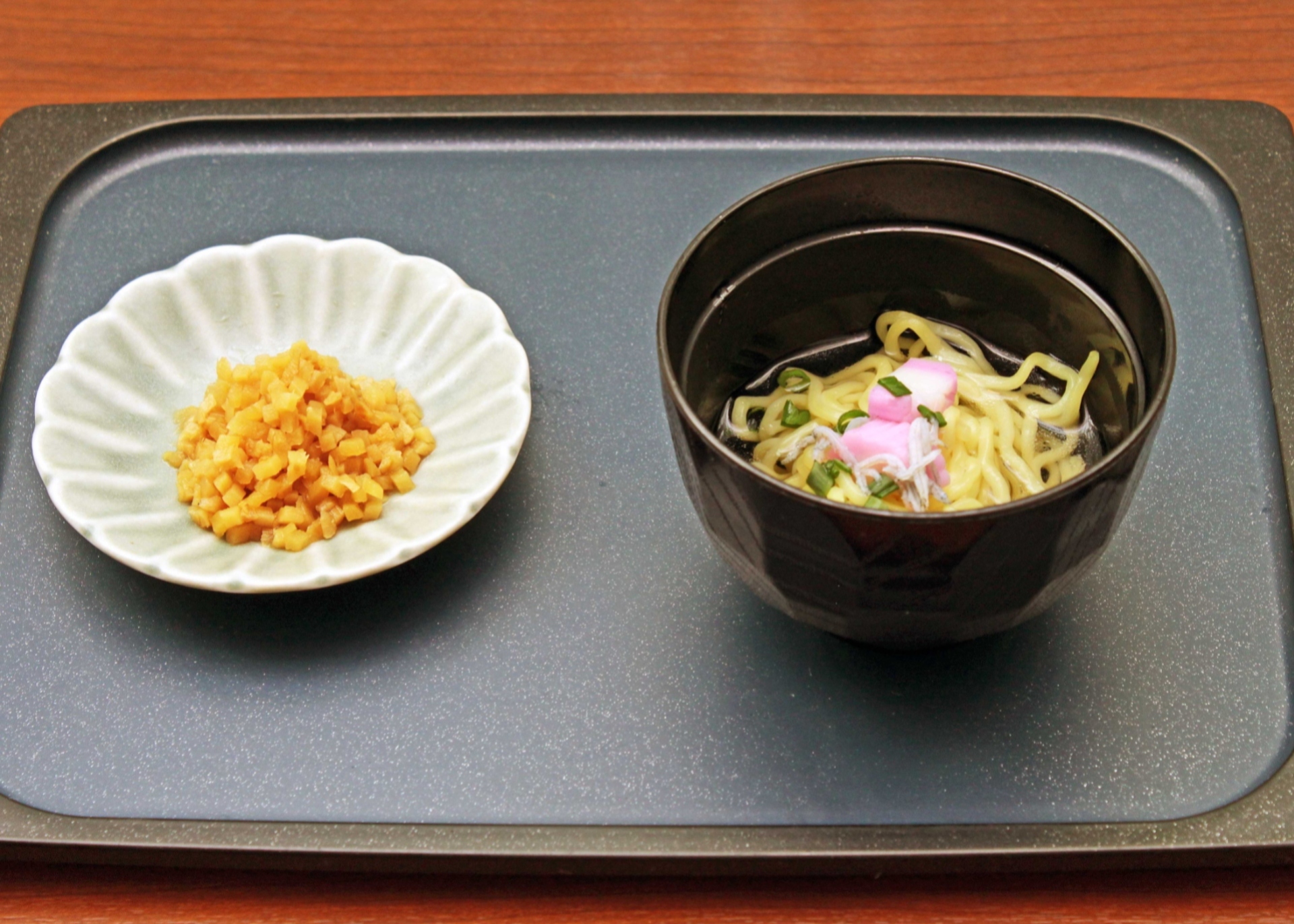 【ビュッフェ一例】左：おかず生姜　右：高知赤岡名物 中日ラーメン