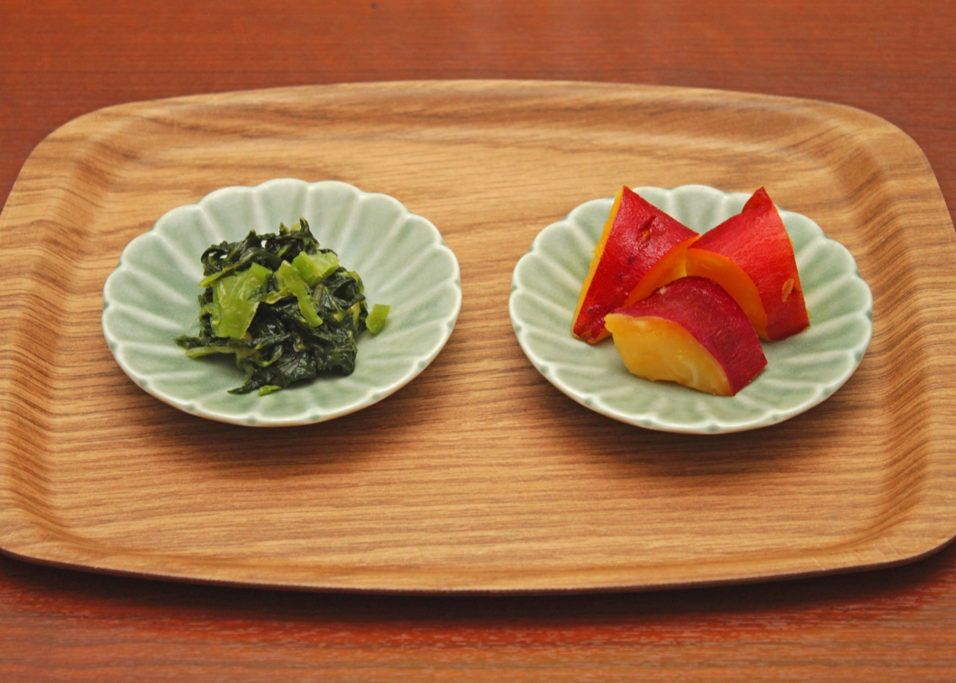 【ビュッフェ一例】左：青高菜　右：さつまいも甘露煮