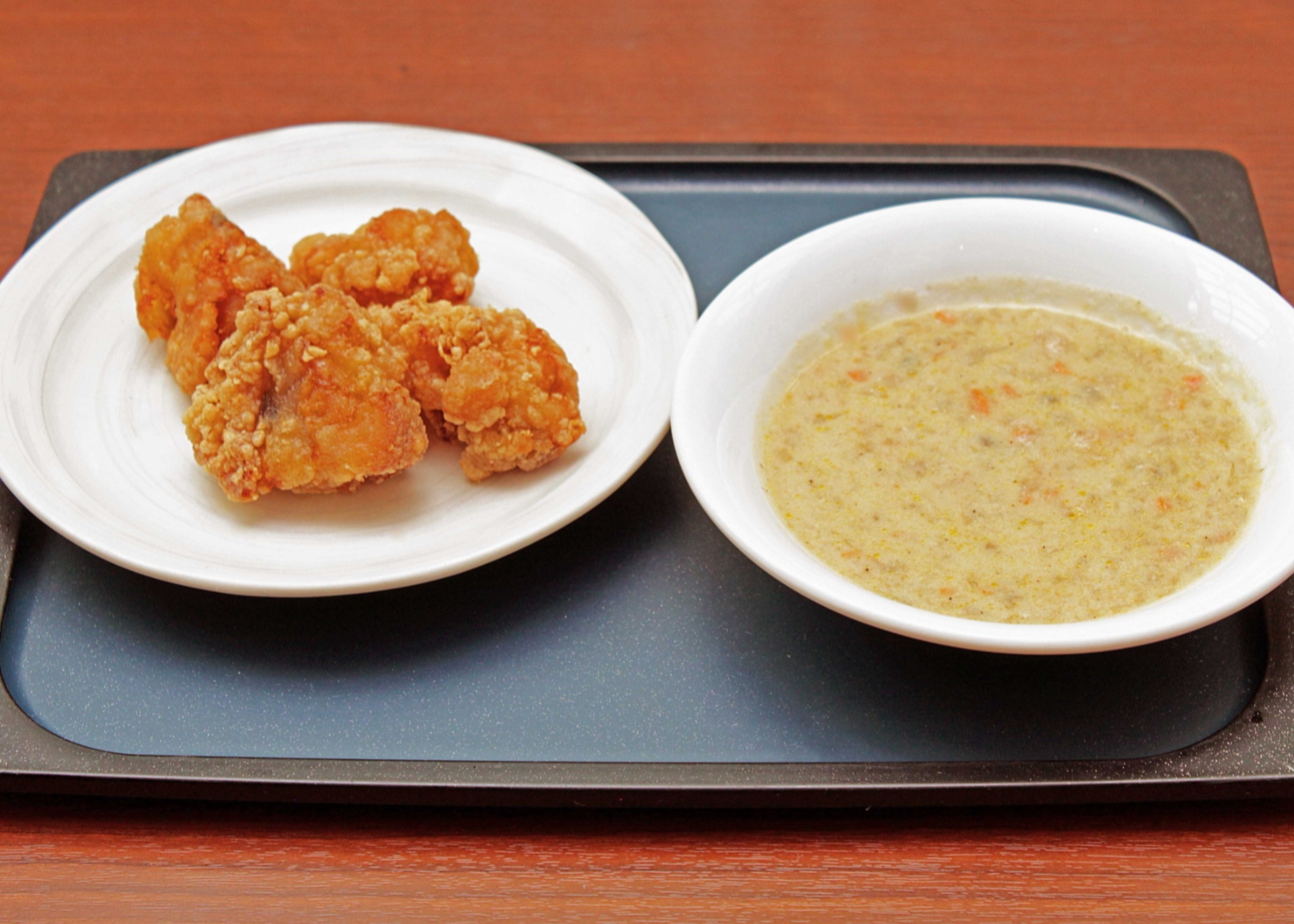 【ビュッフェ一例】左：鶏モモ竜田揚げ　右：エビとマッシュルームのチャウダー