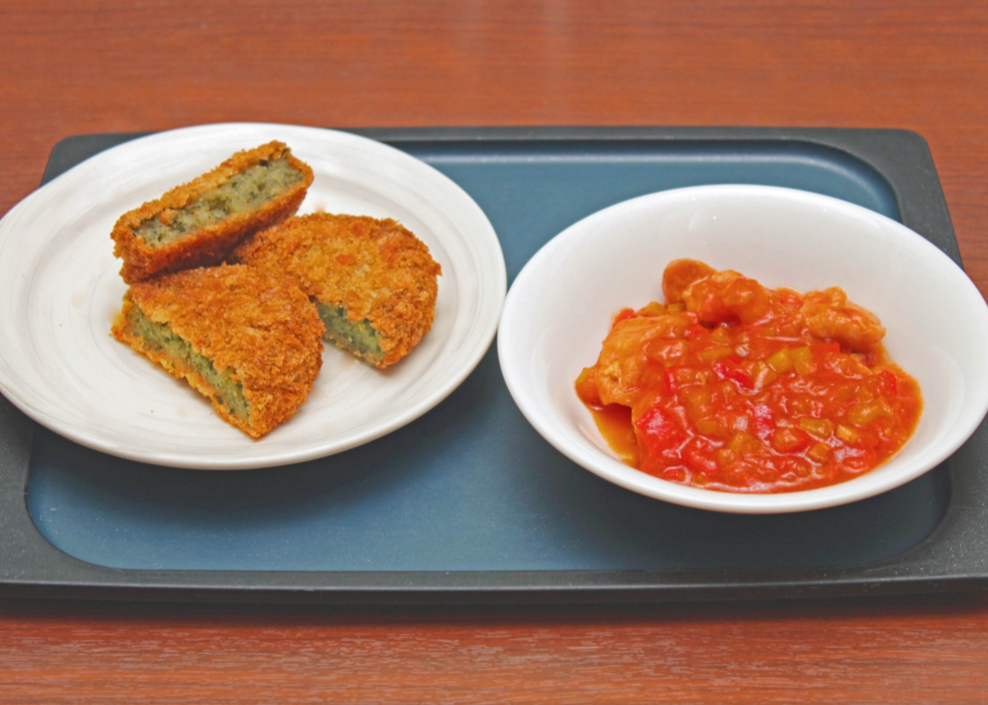 【ビュッフェ一例】左：青さのりコロッケ　右：鶏肉の煮込み バスク風