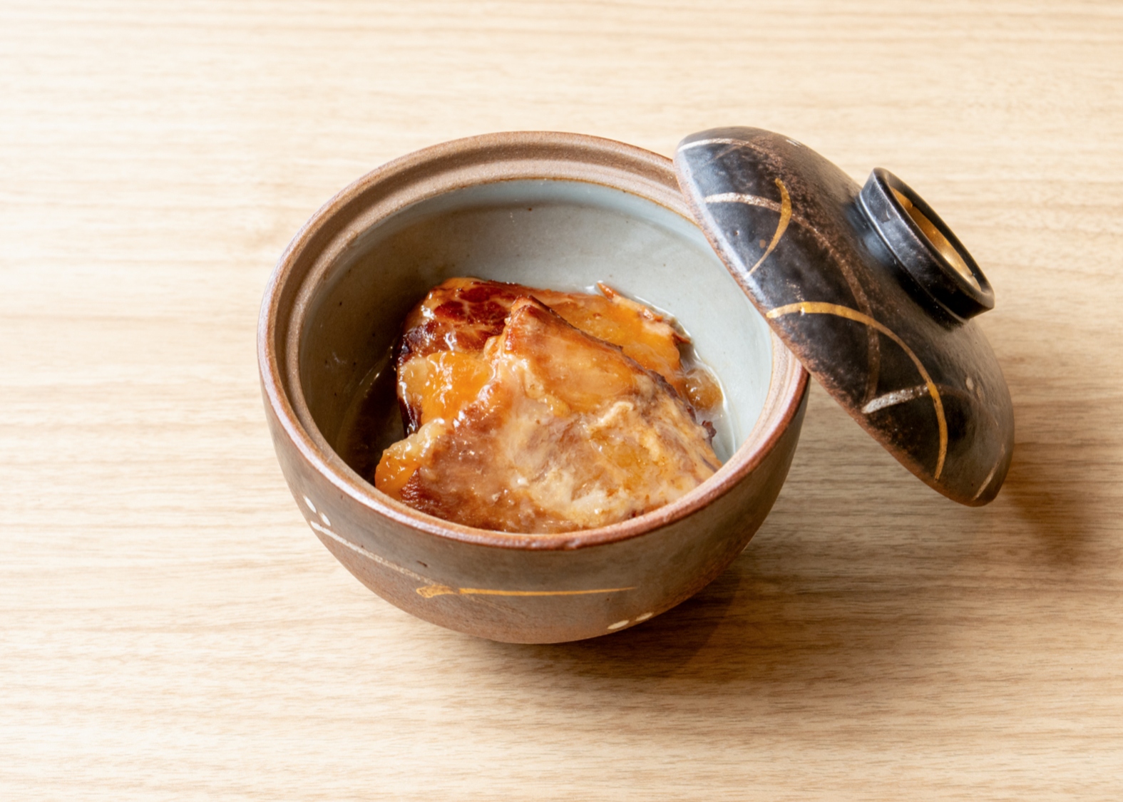 【ラフテー】<br>沖縄の代表的な郷土料理。皮付きの三枚肉を甘辛く味付けした料理であり、いわゆる沖縄風豚肉の角煮。<br>ホロホロのお肉はご飯との相性が抜群。