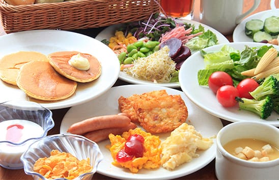 Bữa sáng điển hình ở khách sạn Nhật Bản gồm bánh pancake, xúc xích, trứng omlete, salad và súp
